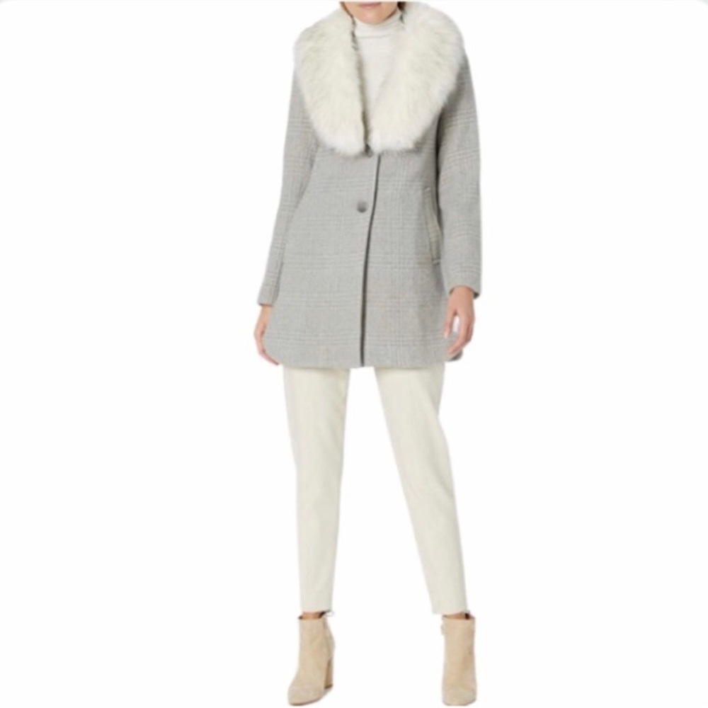 ‼️PRICE DROP☄️T TAHARI Olivia Plaid Coat with faux fur collar Size Large